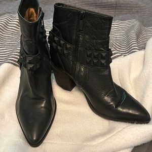 Frye 3470239 Black Leather Flynn Deco Stud Buckle Harness Ankle Booties W 6.5